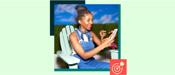 Femme assise dans une chaise de jardin faisant défiler les médias sociaux